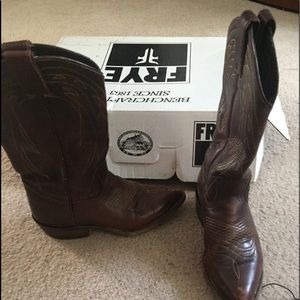 Frye Pull on Billy Boots size 6